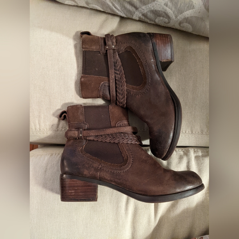 UGG Chelsea booties, sz 7.5